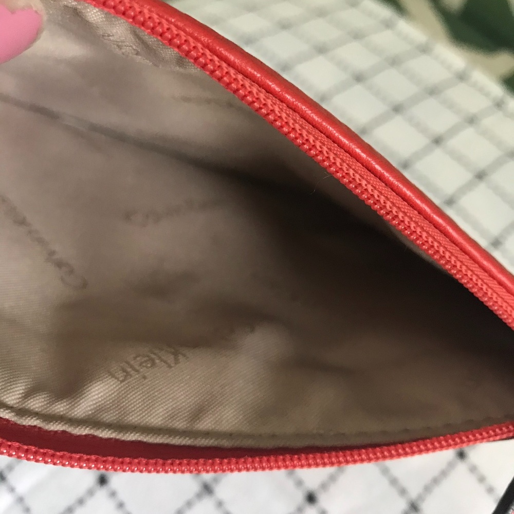 Calvin Klein clutch/wristlet; leather - Picture 4 of 8